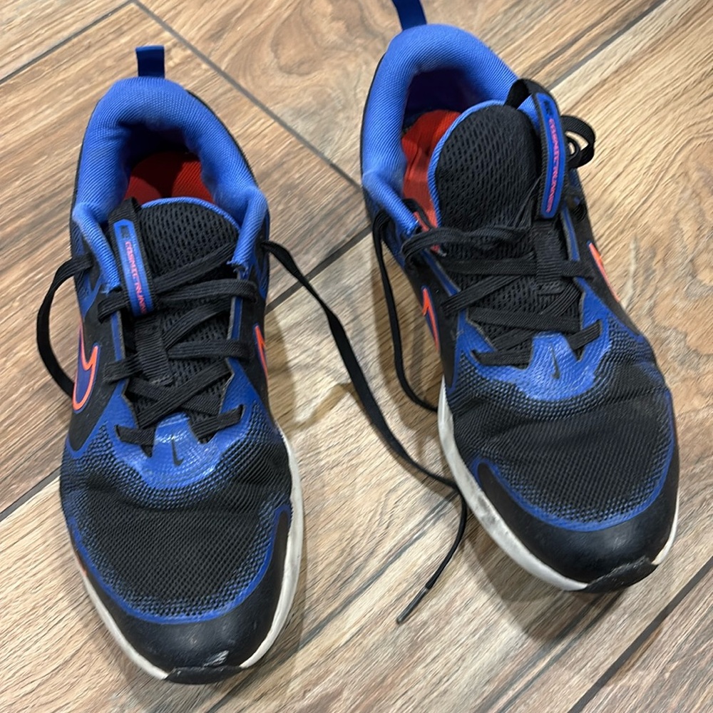 Big boy size 7 Nike Cosmic Runner
